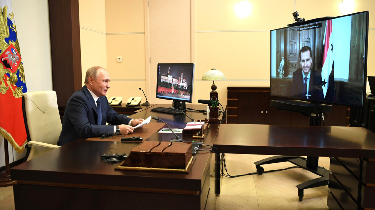 Владимир Путин на встрече с Башаром Асадом (в режиме видеоконференции)
