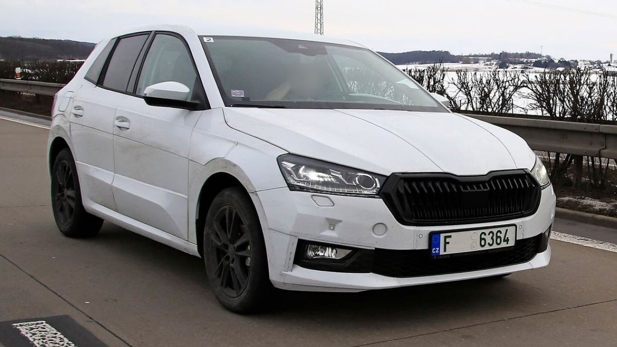 Новую Skoda Fabia сфотографировали с серийным кузовом без камуфляжа ::  Autonews