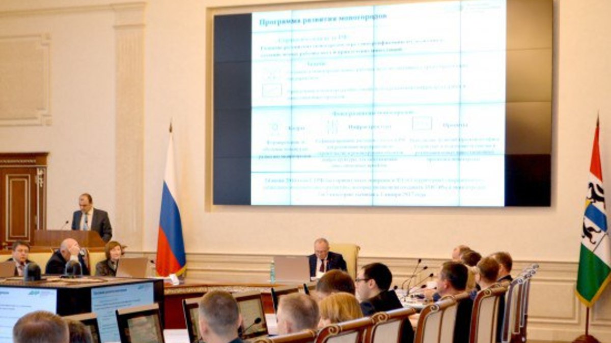 Чирков (задний план слева)&nbsp;сообщил, что проекты могут привлечь в экономику поселка до 14 млрд рублей и создать 850 рабочих мест.