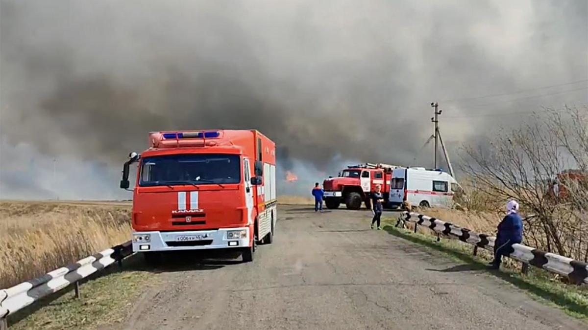 Пожар в Курганской области перекинулся на территорию завода — РБК