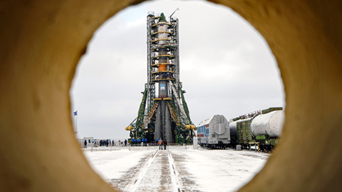 Установка ракеты-носителя «Союз» с грузовым транспортным кораблем «Прогресс» на стартовый комплекс космодрома Байконур