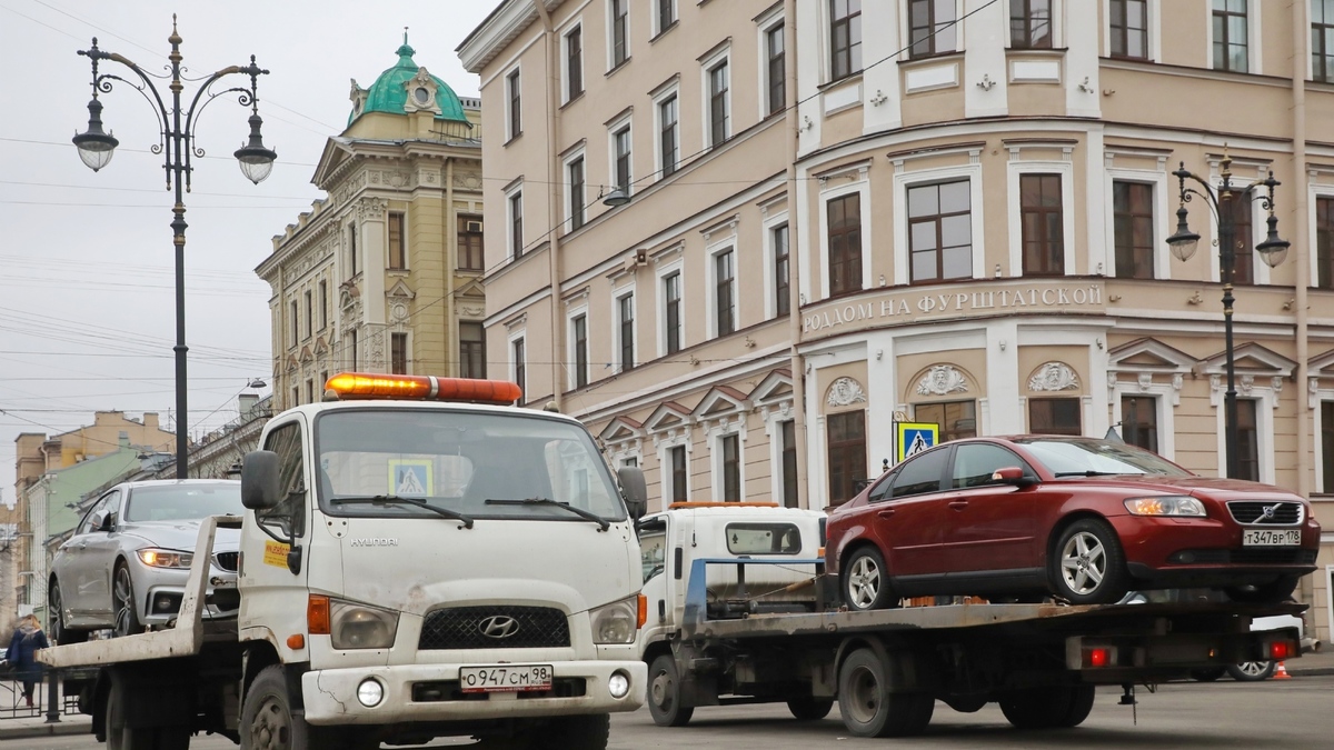 Работает эвакуатор: СМИ узнали график патрулирования улиц Петербурга — РБК