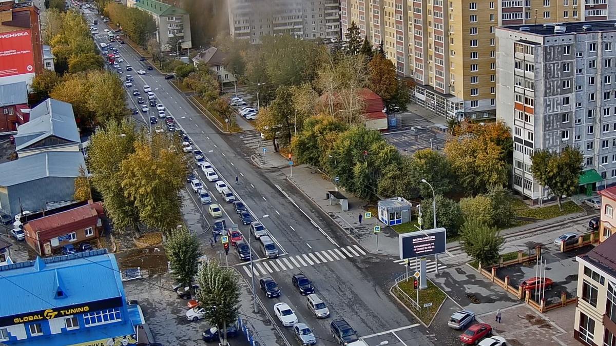 Водители стоят в пробке на ул. Червишевский тракт