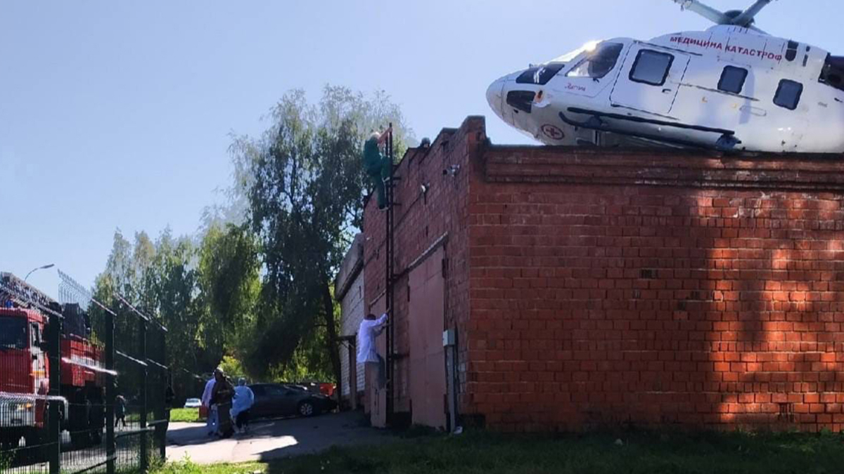 В Ижевске санитарный вертолет врезался в здание больницы — РБК