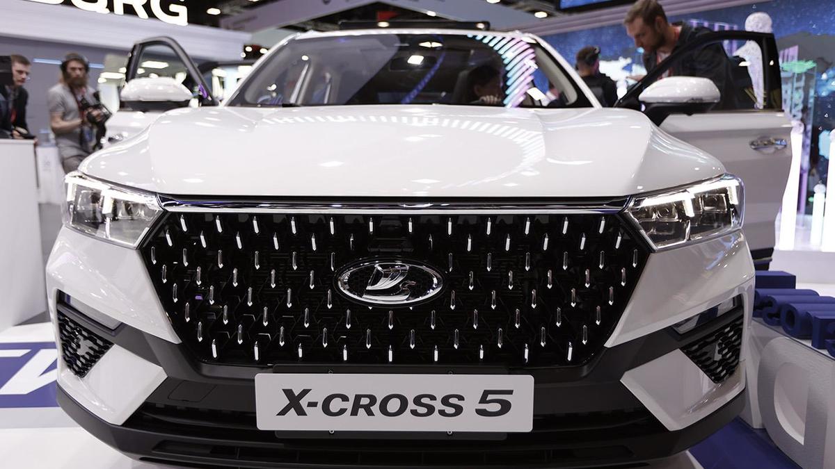 Делегаты из ОАЭ похвалили кроссовер Lada X-Cross 5 :: Autonews