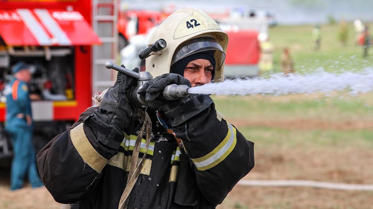 В Луганске прогремели взрывы и начался пожар — РБК