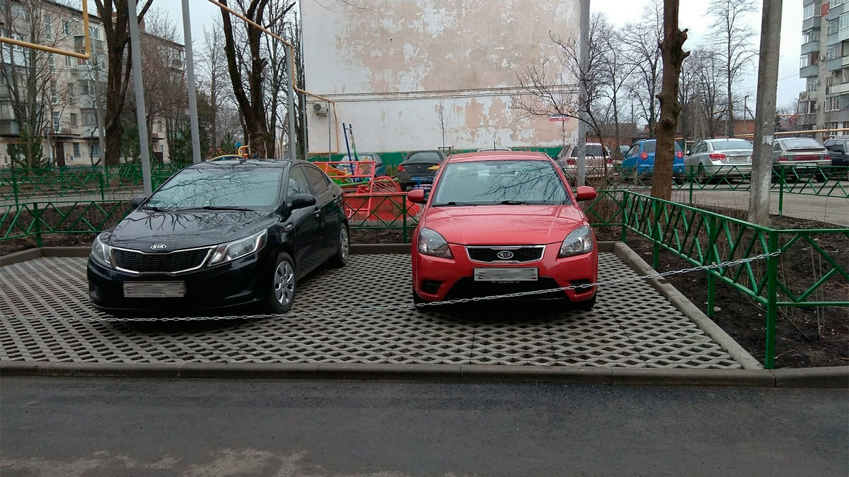 Что будет за установку тросов, конусов на парковке. Эксперт рассказал о  штрафе :: Autonews