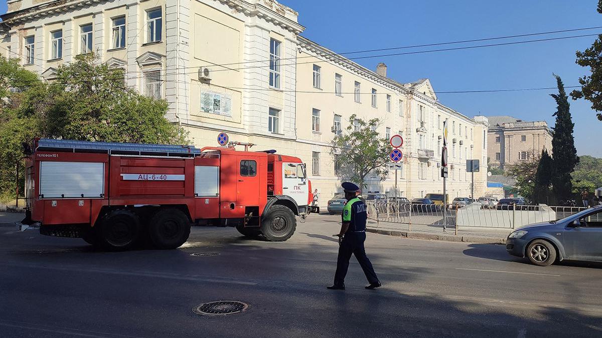 В Севастополе потушили пожар на Севморзаводе после ракетной атаки — РБК