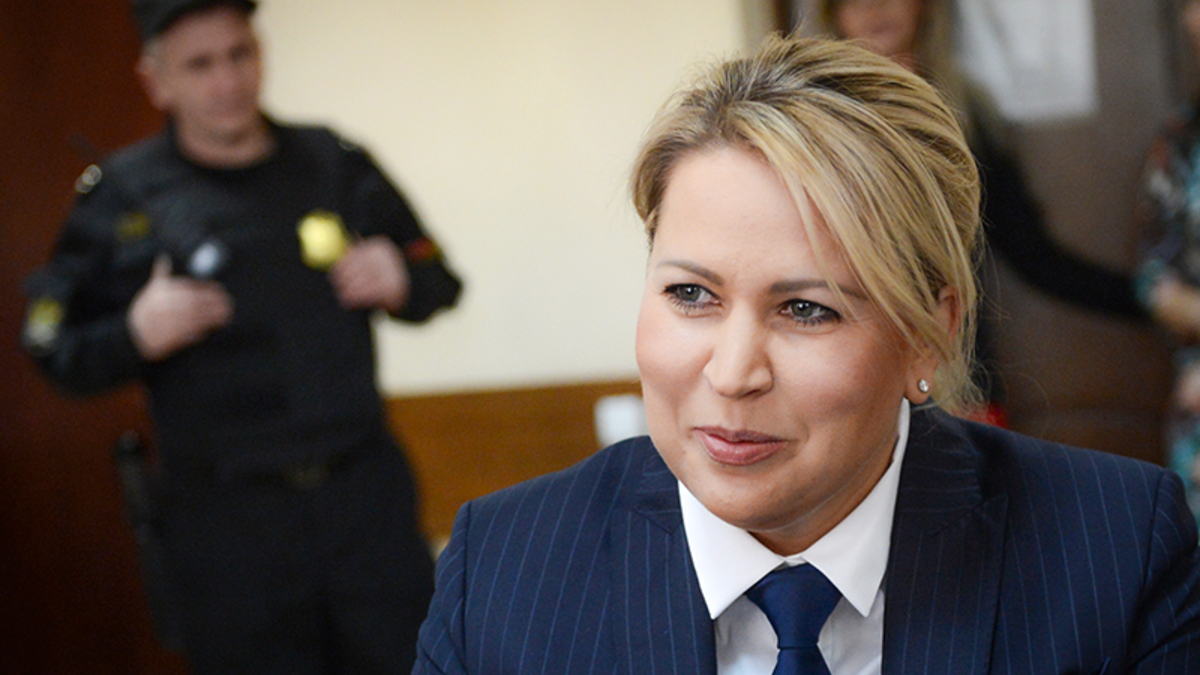 Евгения Васильева
Приговорена к 5 годам колонии
Экс-руководитель департамента имущественных отношений Минобороны. По версии следствия, обманула бывшего министра обороны, чтобы совершить крупное мошенничество. Виновной себя не признает. За время следствия стала известна как художница и певица.