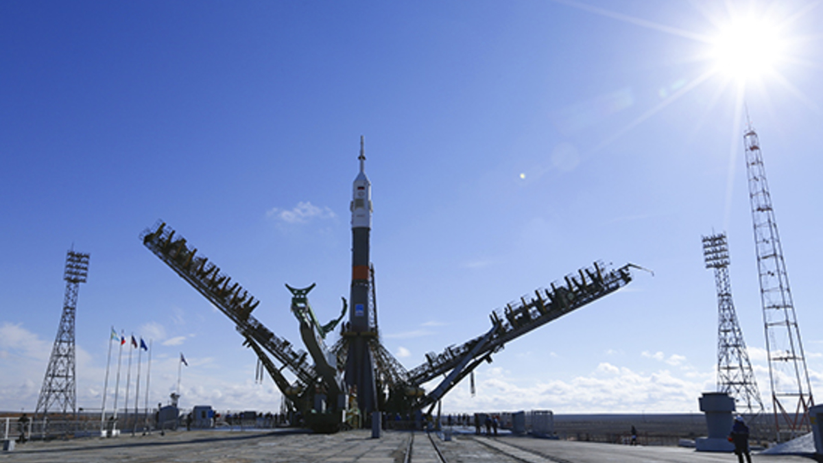 Ракета-носитель «Союз-ФГ» с пилотируемым космическим кораблем «Союз ТМА-16М» во время установки на стартовый комплекс космодрома «Байконур»