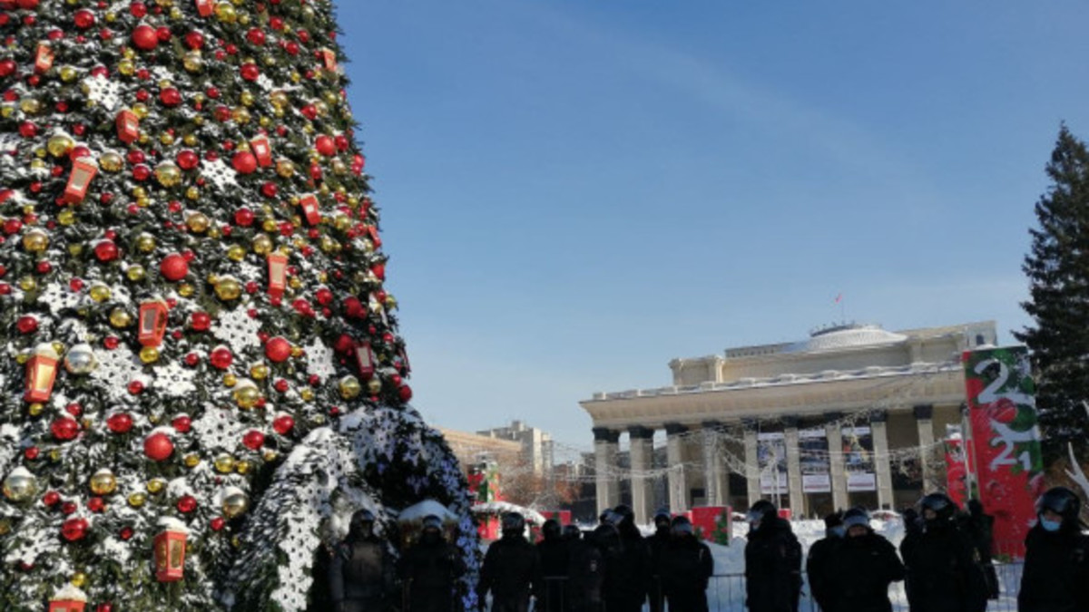 Полиция, оцепившая площадь Ленина на акции 31 января прошлого года