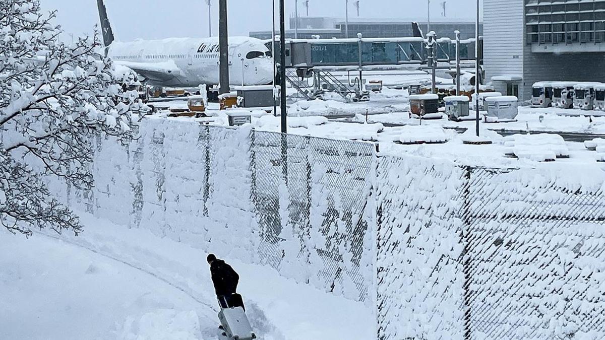 Снегопад в Европе привел к отмене сотен авиарейсов — РБК