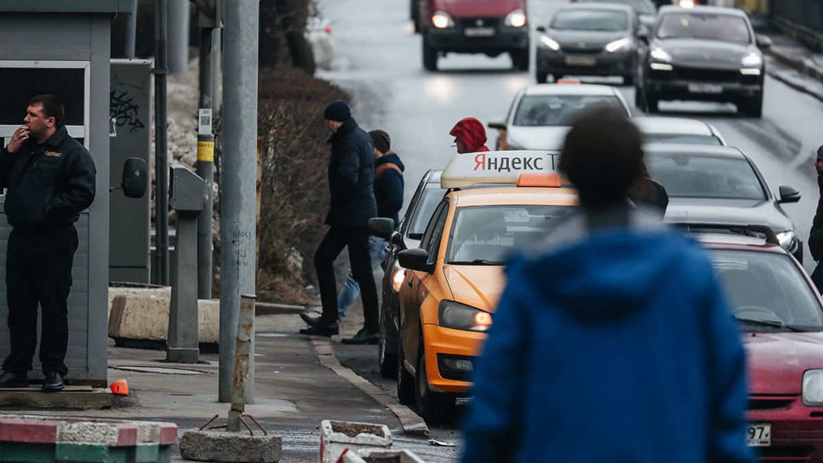 Власти Москвы удвоили субсидии на покупку автомобилей такси и каршеринга —  РБК