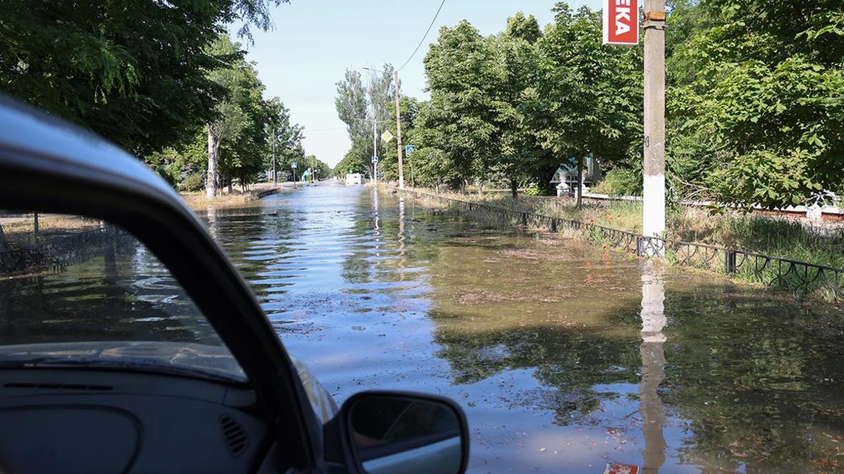 Новую Каховку затопило после разрушения плотины ГЭС — РБК