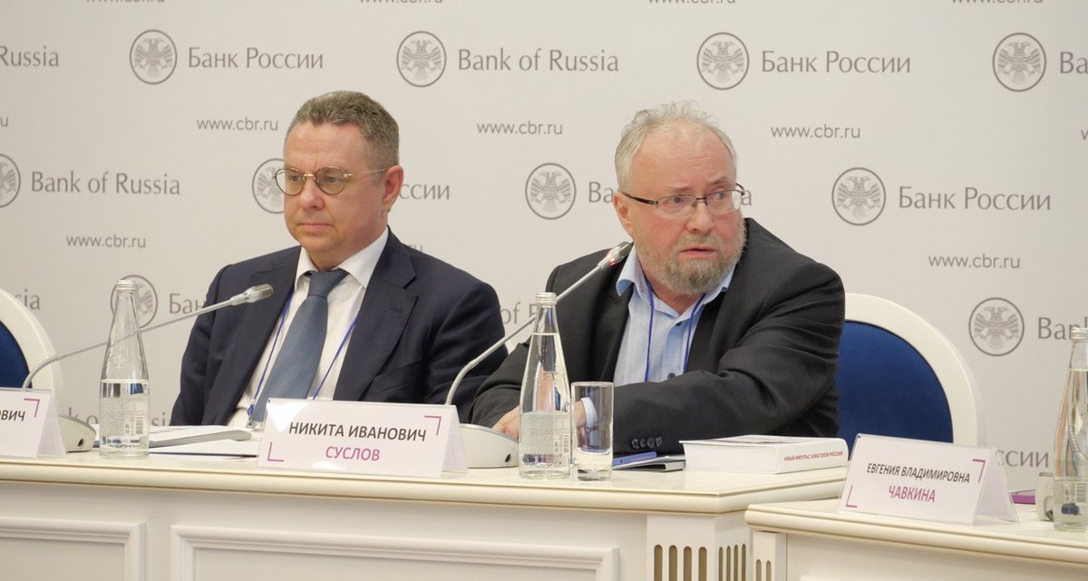 Кирилл Тремасов — слева (Фото: Пресс-служба Сибирского ГУ Банка России)