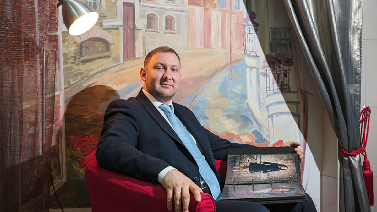 Денис Шилкин, 32 года, Life Style Group

&laquo;История моего бизнеса очень личная. Я восемь лет работал в строительстве и девелопменте, начинал с позиции простого инженера, а закончил карьеру начальником проектного департамента в инвестиционно-девелоперской компании PNK Group.

В 28 лет у меня произошла кардинальная переоценка жизненных ценностей: я понял, что хочу создавать свой собственный продукт. Я запустил проект по строительству складских комплексов, но через год наши взгляды с инвесторами разошлись, проект пришлось заморозить. Но я не отчаивался и продолжал искать: детально изучил весь рынок франшиз и готовых бизнесов в Москве. В 2013 году судьба свела меня с известным психологом, который в свое время зарабатывал на профессиональном оказании услуг по созданию семей. Меня эта тема привлекла, ведь главная болезнь XXI века &mdash; это одиночество, особенно в мегаполисах.

Честно говоря, я и сам страдал от этой болезни: проблем с противоположным полом у меня никогда не было, но как найти ту самую, я не представлял. Опросив знакомых, понял, что это не только моя боль, причем для людей &laquo;40+&raquo; вопрос стоит особенно остро. Соответственно, если есть высокий спрос, значит, его можно монетизировать.

В мае 2013 года я нашел помещение в историческом центре Москвы, нанял и обучил персонал и запустил первый Центр брака и семьи. На старт ушло около 4 млн руб. По иронии судьбы одним из первых клиентов стал я сам: через два месяца после открытия я встретил в офисе Марину, через три месяца мы поженились, а в июле 2014 года родилась наша дочь Елизавета. На все ушло меньше года &mdash; лучшего примера для клиентов и быть не могло.

За пять лет Life Style Group превратилась в одну из самых крупных офлайн-служб знакомств в России. Оборот головного центра составляет 18&ndash;20 млн руб. в год. У нас три основных направления: тренинговые центры, в которых мы обучаем построению и укреплению межличностных отношений, служба знакомств (подбор пар, свидания, создание семьи), поддержка и сопровождение созданных нами союзов.

Оглядываясь назад, я рад, что в свое время не спасовал и ушел с высокой должности. Собственный бизнес помог мне найти себя, построить семью и помочь сотням людей избавиться от одиночества&raquo;.
