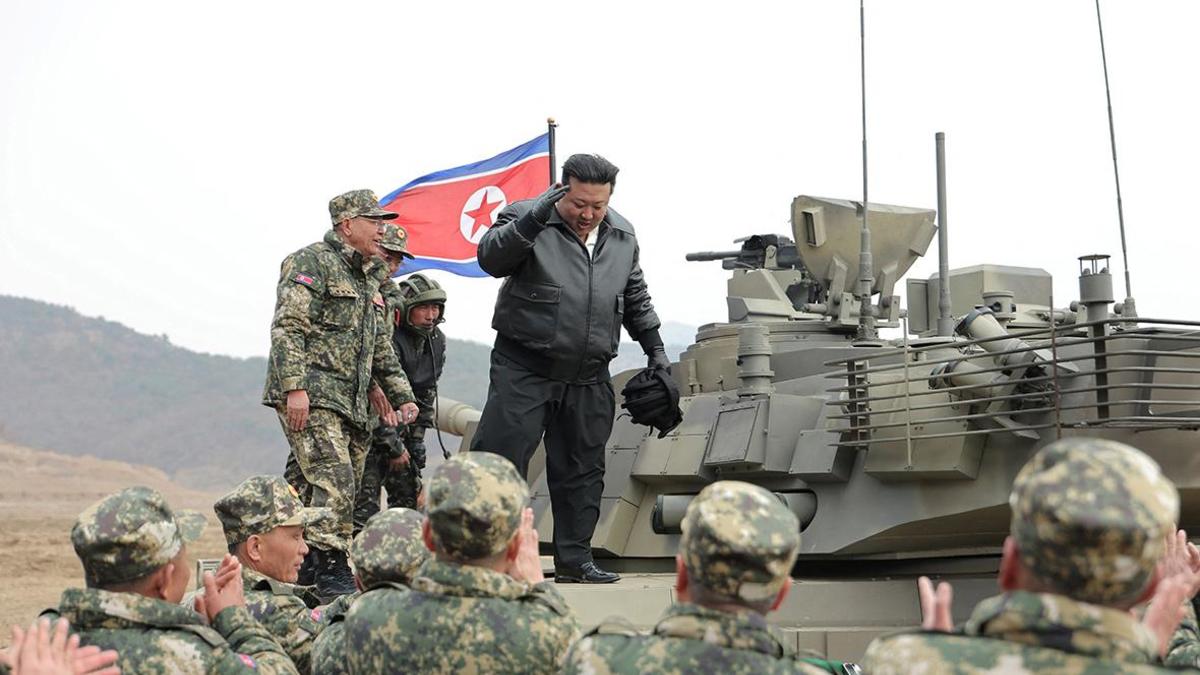 Ким Чен Ын (в центре)