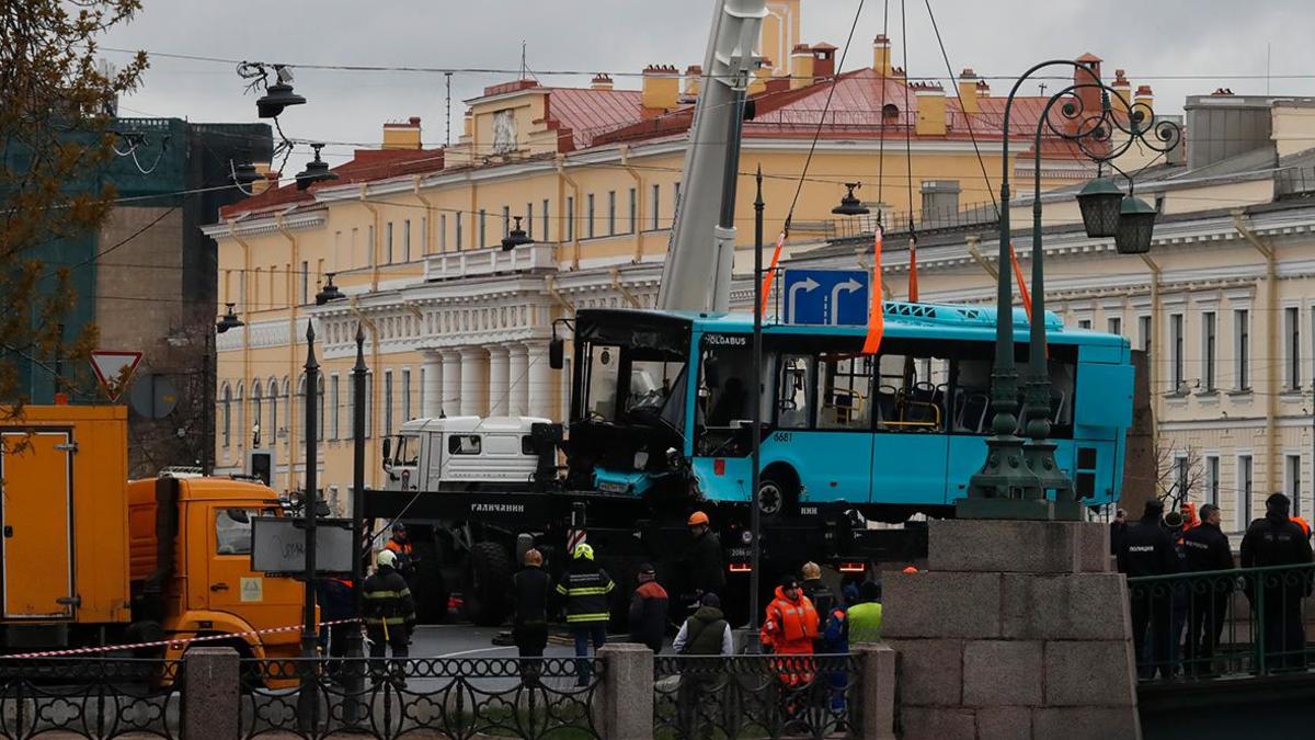 В Петербурге провели техническую экспертизу упавшего в реку автобуса — РБК