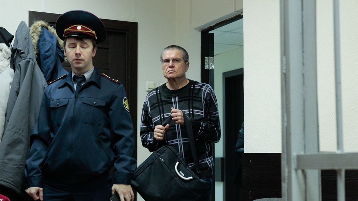 Алексей Улюкаев (справа) в Замоскворецком суде