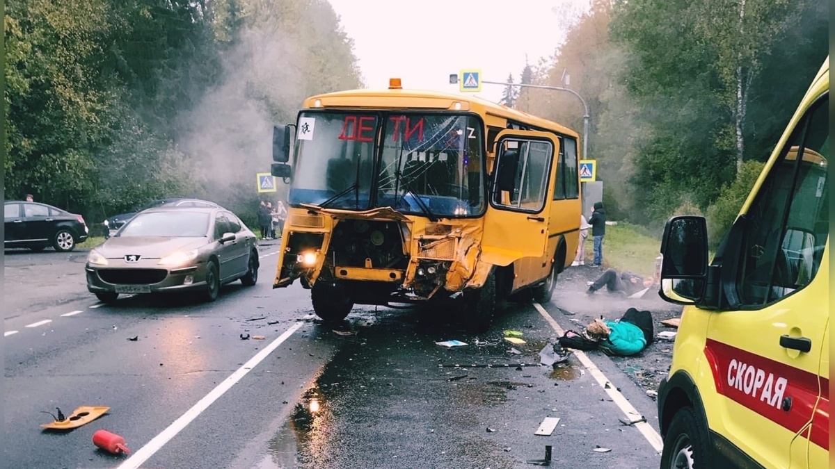 Школьный автобус попал в серьёзное ДТП под Петербургом. Видео — РБК