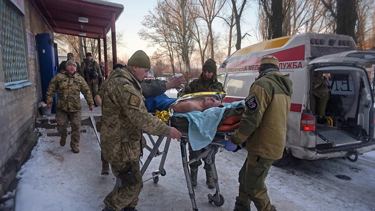 29 января в районе города Авдеевки, в 6 км от Донецка, начались бои между силами ДНР и украинской армией. Кто первым начал вести обстрел, неизвестно. Стороны обвиняют в этом друг друга.
На фото: медики ВСУ эвакуируют раненых из госпиталя в Авдеевке