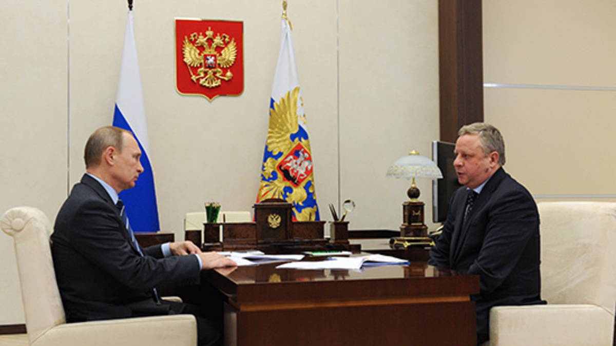 Президент РФ Владимир Путин и председатель правления компании «Ростелеком» Сергей Калугин