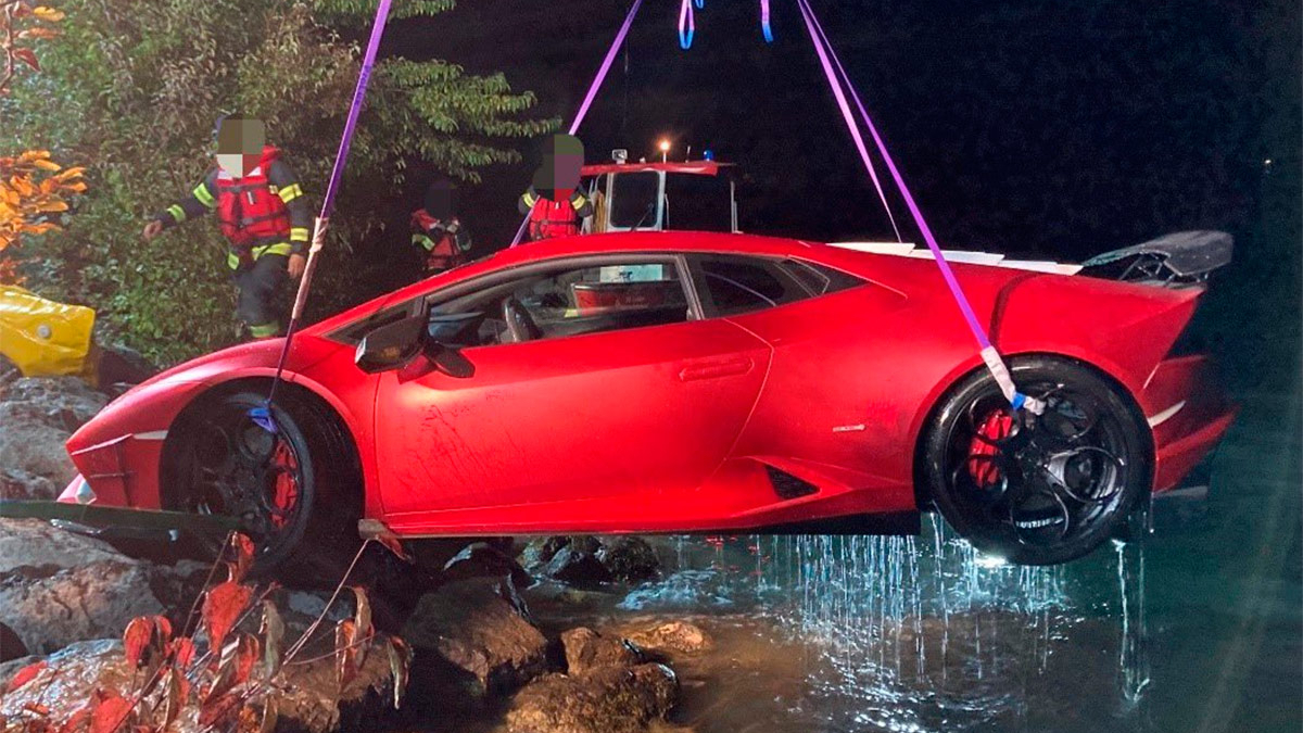 Водитель перепутал педали и утопил Lamborghini в озере. Фото :: Autonews