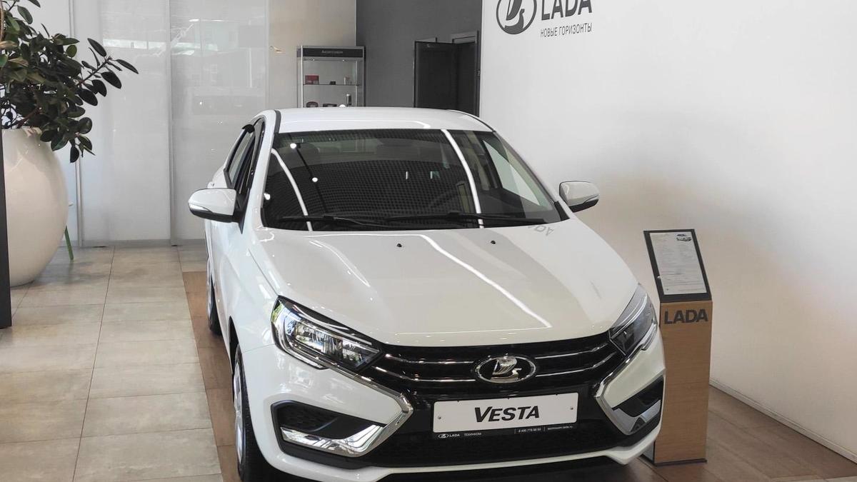 Из автосалонов пропали самые дешевые Lada Vesta :: Autonews