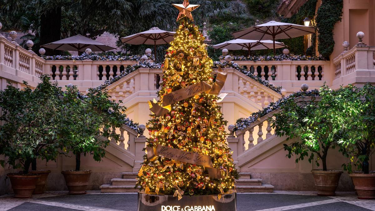 Елка римского отеля Hotel de Russie, созданная в партнерстве с Dolce & Gabbana