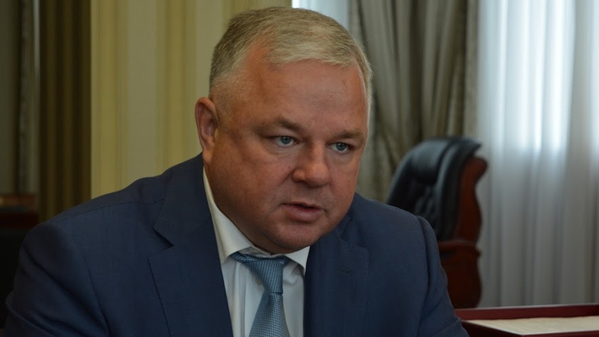 &laquo;Знаете, поликлиника и больница &mdash; это не магазин шаговой доступности. Травмопункт не должен быть на каждом углу &mdash; это высокотехнологичное медицинское учреждение. Если вы решили жить за городом &mdash; это ваш выбор. Но если там живет 500 человек, там физически доктор не может заработать себе на зарплату. Если хотели жить на природе &mdash; пожалуйста, но в поликлинику добирайтесь сами. Опять&nbsp;же, в МЕГУ ездят и с Родников, и даже из Кемерова и Томска, а до поликлиники три километра это далеко?&raquo; (Читать полный текст)

Министр здравоохранения Новосибирской области Олег Иванинский


&nbsp;
