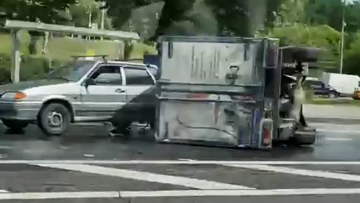 В Москве машина перевернулась в ДТП с пятью автомобилями — РБК