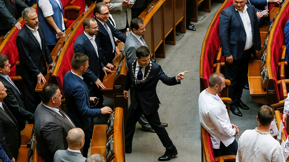20 мая, 1-й день. Владимир Зеленский принес присягу президента на торжественном заседании Верховной рады.
В своей инаугурационной речи он объявил о роспуске парламента. Говоря о Донбассе, Зеленский перешел на русский язык