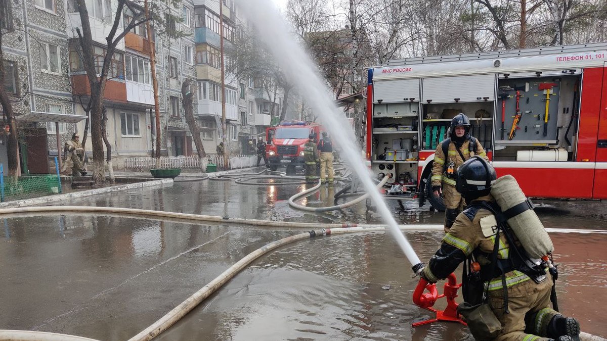 В Тюмени загорелась крыша восьмиподъездного жилого дома — РБК