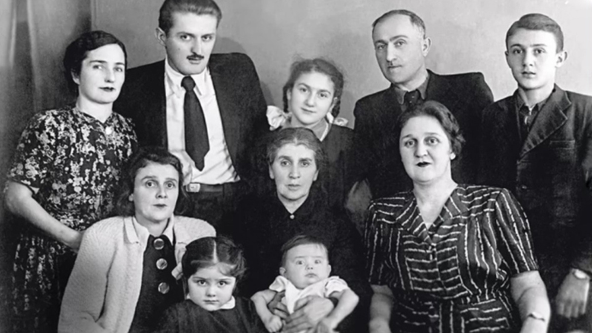 Зураб Церетели родился 4 января 1934 года в Тифлисе (Тбилиси). Он происходил из нетитулованной ветви древнего дворянского рода Церетели. «Мои предки, мои родители в нашем доме вечерами играли на гитаре, вместе пели. Именно через процесс совместного творческого воспитания мне передавались все традиции моей семьи», — вспоминал он.
На фото — семья скульптора. В верхнем ряду — тетя, дядя, сестра, отец Константин Церетели и сам Зураб Церетели. В нижнем ряду — тетя, двоюродные сестра и брат, бабушка и мать Тамара Нижарадзе.