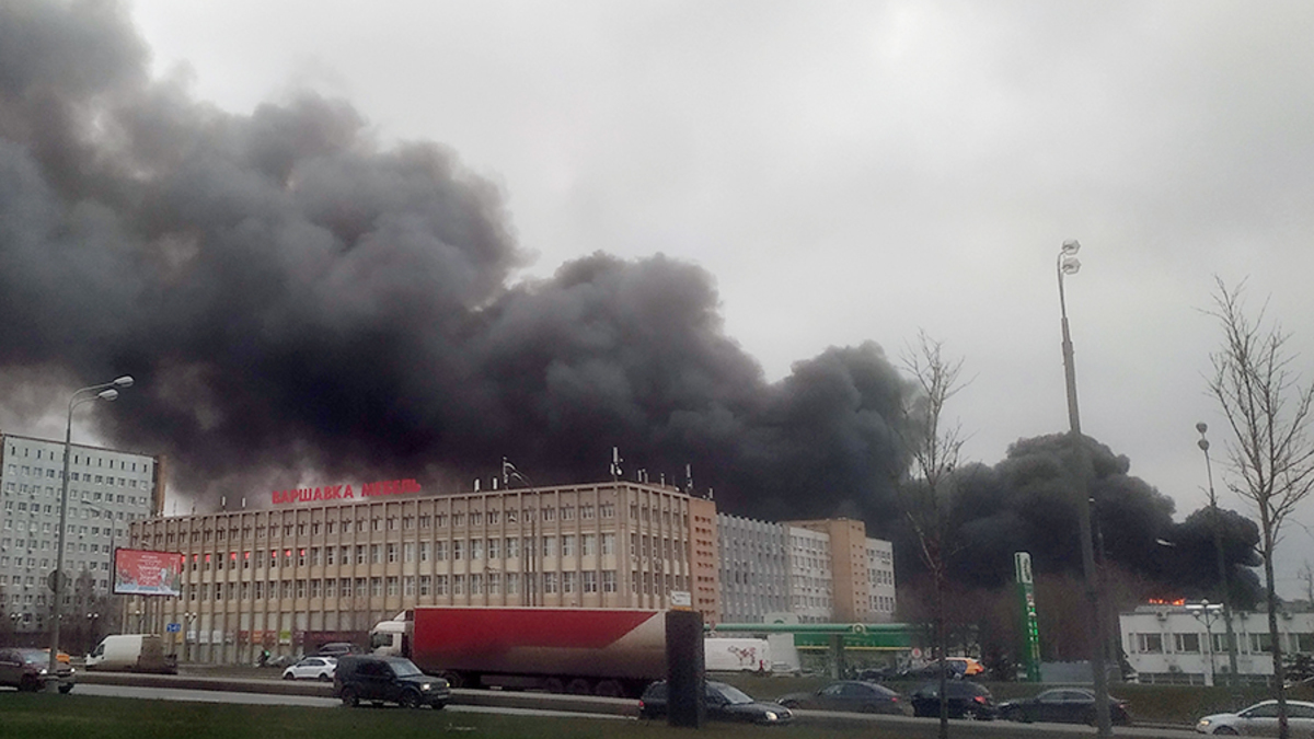 Пожар на складе на Варшавском шоссе в Москве. Фоторепортаж — РБК