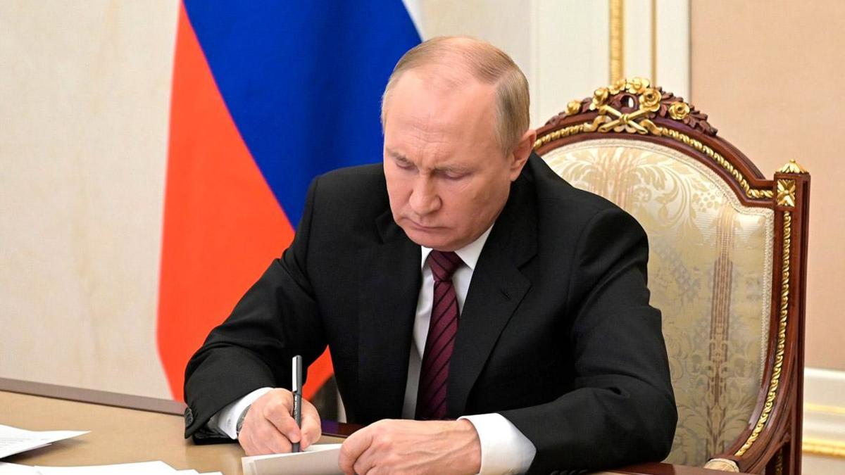 Путин запретил без разрешения проводить сделки с долями 45 банков — РБК