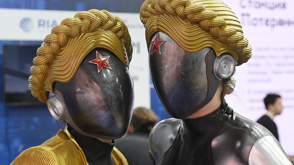 Девушки в костюме героев компьютерной игры Atomic Heart на фестивале &laquo;Российская креативная неделя. Москва Фест&raquo;&nbsp;в Москве