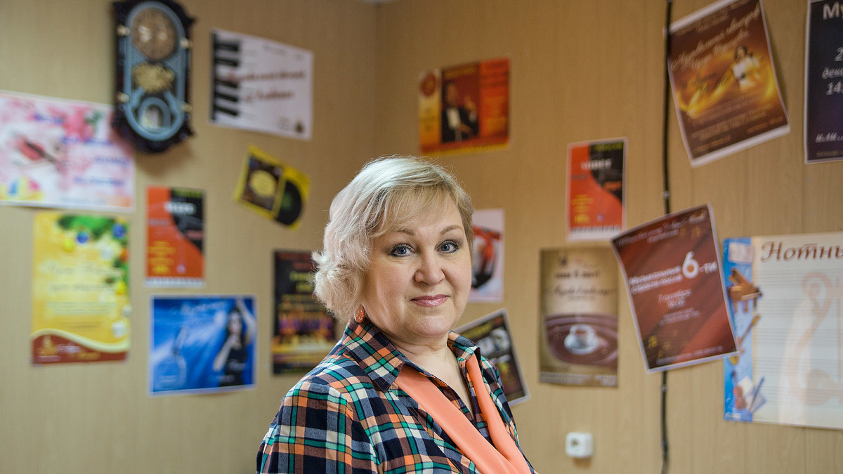«Столкнулась с тем, что никому не нужна»
«Порой меня спрашивают: вы музыкант? Когда я отвечаю, что никакого музыкального образования у меня нет, все удивляются. По первому диплому я режиссер театрализованных представлений и праздников, по второму — психолог. Полжизни работала в сфере культуры, несколько лет руководила дворцом культуры, затем была генеральным директором кадрового центра по подбору персонала для «УГМК Холдинг».
В 2008 году, когда произошел кризис, меня сократили. Начав в 50 лет искать новую работу, я столкнулась с тем, что никому не нужна. Во-первых, мое резюме, вероятно, пугало работодателей серьезными должностями, а во-вторых, компании были больше заинтересованы в молодых специалистах. Я поняла, что ни руководителем, ни менеджером среднего звена меня не возьмут, и пошла в «Роспечать» продавать газеты»
