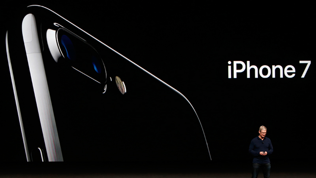 Глава Apple Тим Кук во&nbsp;время презентации iPhone 7
