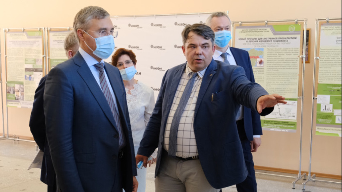 Валерий Фальков слева, Андрей Травников&nbsp;&mdash; справа. В центре&nbsp;&mdash; Дмитрий Пышный, член-корреспондент РАН, директор ИХБФМ СО РАН