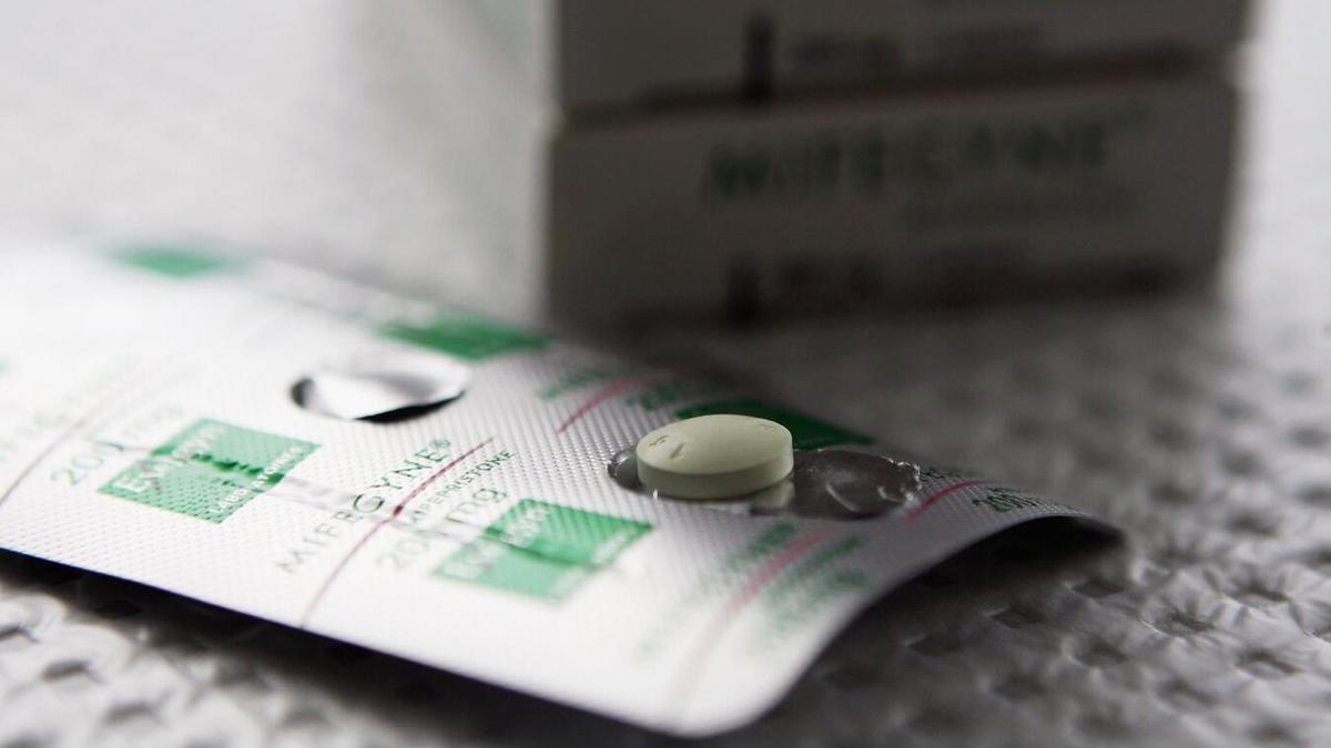 Таблетки для прерывания беременности: показания, противопоказания, схемы применения и где купить