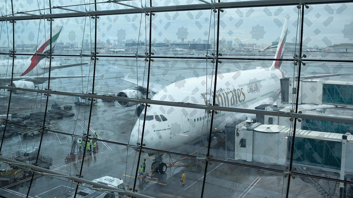 Emirates приостановила регистрацию для вылетающих из Дубая — РБК