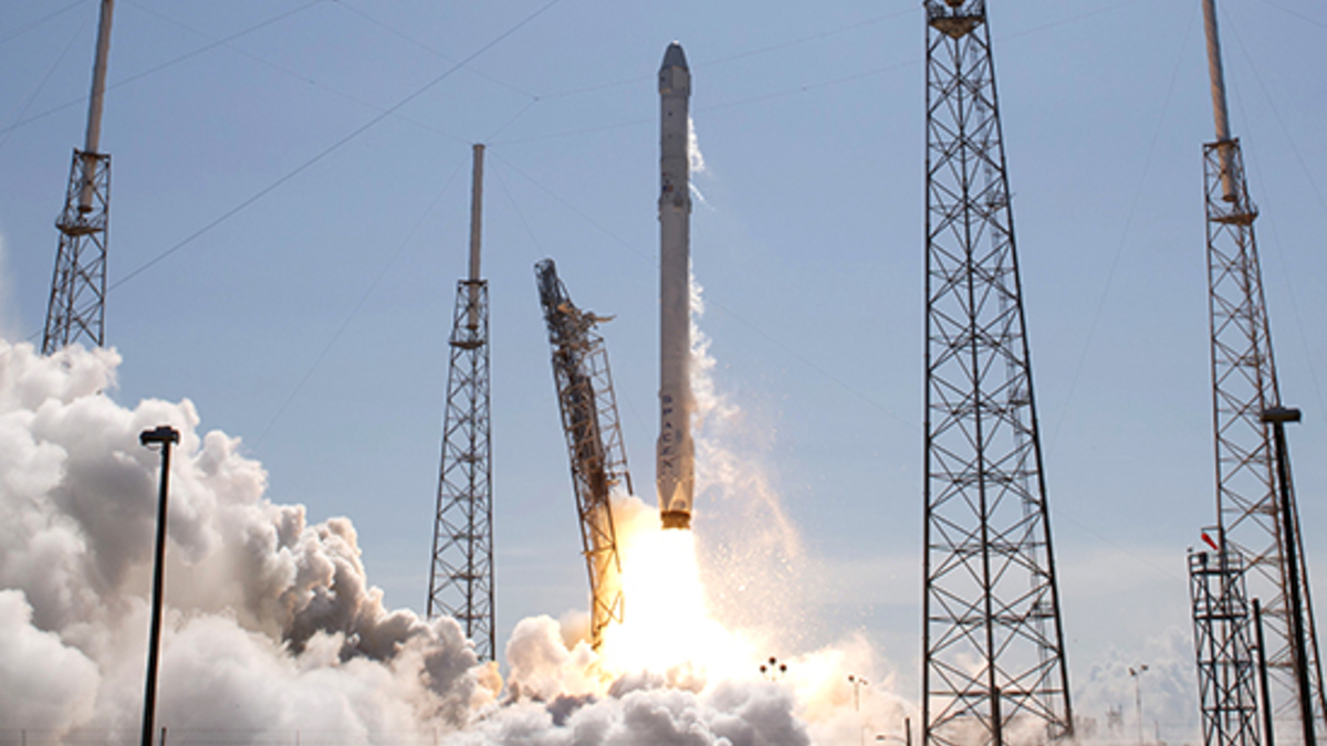 Ракета-носитель SpaceX Falcon 9 на старте. Мыс Канаверал, США. 14 апреля 2015 г.