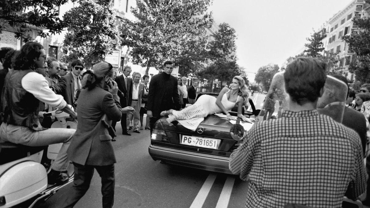 Рино Бариллари. «Клаудия Шиффер на съемках для бренда Valentino на виа Венето». Италия, Рим, 2000 год. Предоставлено автором