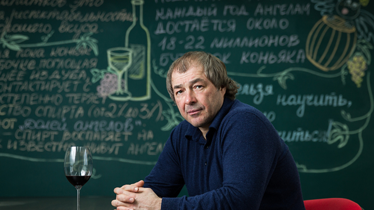 Сергей Студенников, &laquo;Красное &amp; Белое&raquo;: &laquo;В ретейле ты номер один или&nbsp;никто&raquo;

Первый магазин &laquo;Красное &amp; Белое&raquo; открылся летом 2006 года, когда, по&nbsp;словам его основателя&nbsp;&mdash;&nbsp;челябинского предпринимателя Сергея Студенникова,&nbsp;&mdash; в&nbsp;стране разразился &laquo;реальный алкогольный кризис&raquo;. Стараясь обратить ужесточение законодательства себе на&nbsp;пользу, бизнесмен из&nbsp;небольшого шахтерского городка, &laquo;без бизнес-образования и&nbsp;эм-би-эев&raquo;, менее чем&nbsp;за&nbsp;10 лет построил крупнейшую в&nbsp;России сеть магазинов алкоголя. В интервью РБК он рассказал о&nbsp;пути в&nbsp;бизнесе, отношениях с&nbsp;партнерами и&nbsp;планах покорить всю Россию
