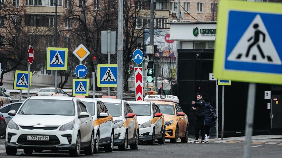 В банках оценили чеки на такси после нового закона — РБК