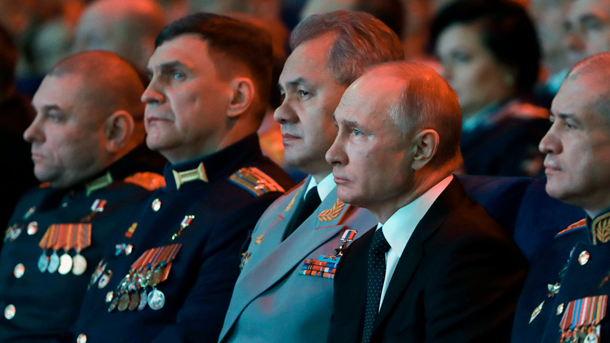 Сергей Шойгу и Владимир Путин на торжественном вечере, посвященном Дню защитника Отечества