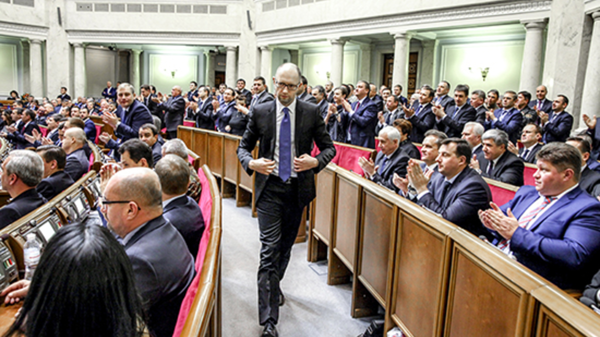 Премьер-министр Арсений Яценюк (в центре) на заседании Верховной рады