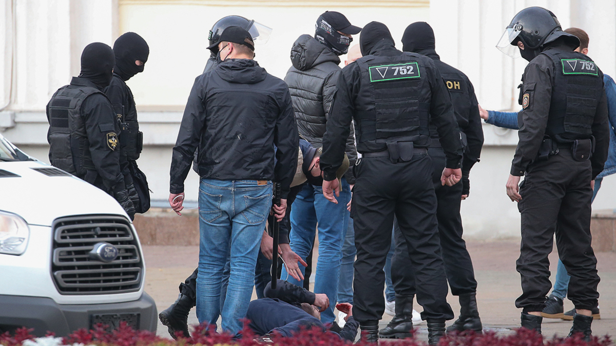 Сотрудники правоохранительных органов во время задержания участника акции «Марш единства»