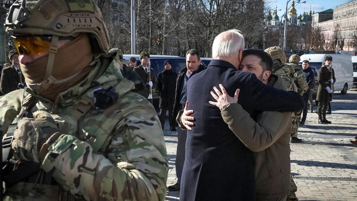 Зачем Джо Байден приезжал в Киев и ускорит ли это поставки нового оружия —  РБК